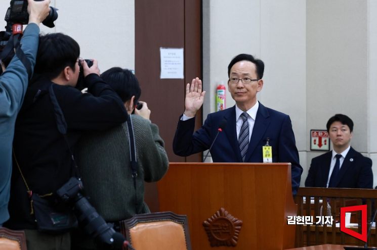 [포토] 선서하는 김대웅 선관위원 후보자