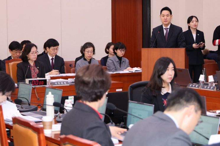 아이돌봄 국가자격제·민간 돌봄업체 등록제…여가위 통과
