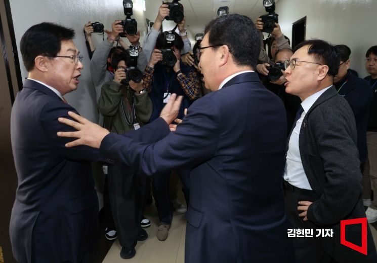 [포토]  이광희-이만희 의원, 회의장 밖 설전