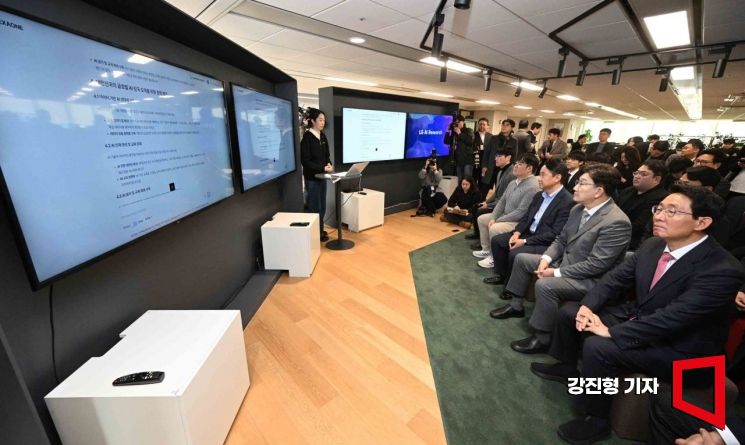 [포토] 기업용 AI 서비스 시연 보는 권성동 원내대표