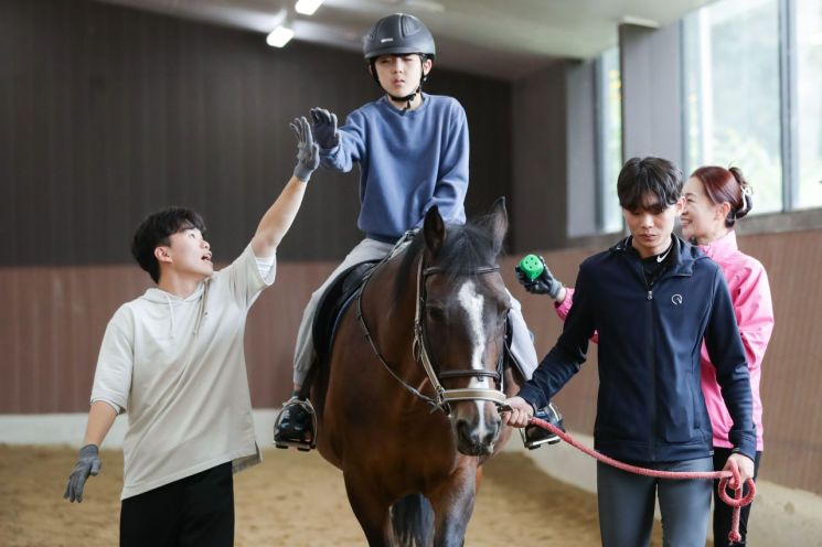 말 타고 치료 받는다고?… 렛츠런파크 부산경남, 재활승마 강습생 모집