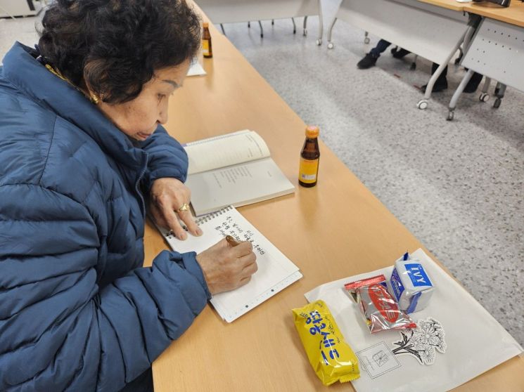 시(詩)쓰는 어르신들 “외로움이 사라졌어요”