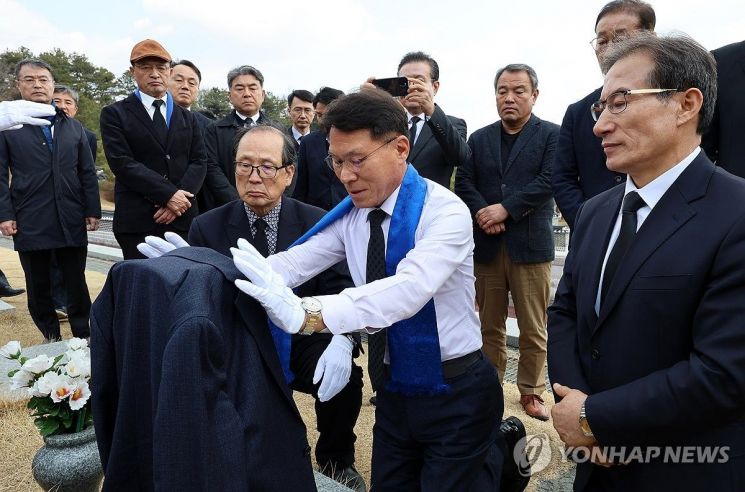 민주당 예비역 장군들 5·18 묘역 참배…"오월 정신이 계엄 막아"