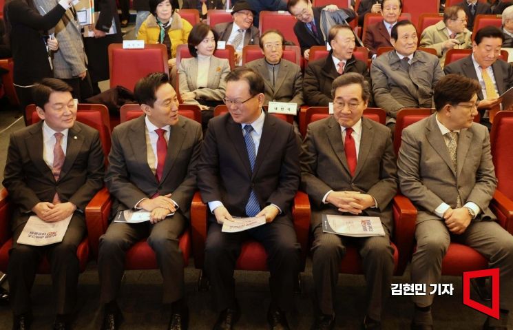 지난 6일 국회도서관에서 열린 '분권형 권력구조 개헌 대토론회'에 안철수 국민의힘 의원(왼쪽부터), 오세훈 서울시장, 김부겸 전 국무총리, 이낙연 전 국무총리, 권성동 국민의힘 원내대표가 참석해 있다.김현민 기자