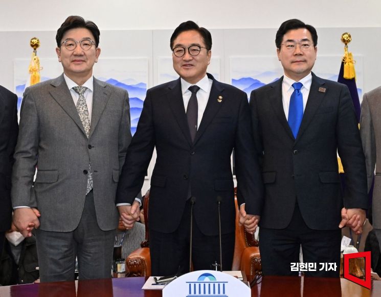 우원식 국회의장과 국민의힘 권성동·더불어민주당 박찬대 원내대표가 6일 국회의장실에서 열린 국정협의체에 앞서 기념촬영을 하고 있다. 2025.3.6 김현민 기자