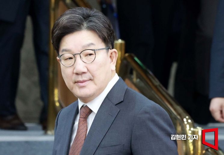 [포토] 회의실 들어서는 권성동 원내대표