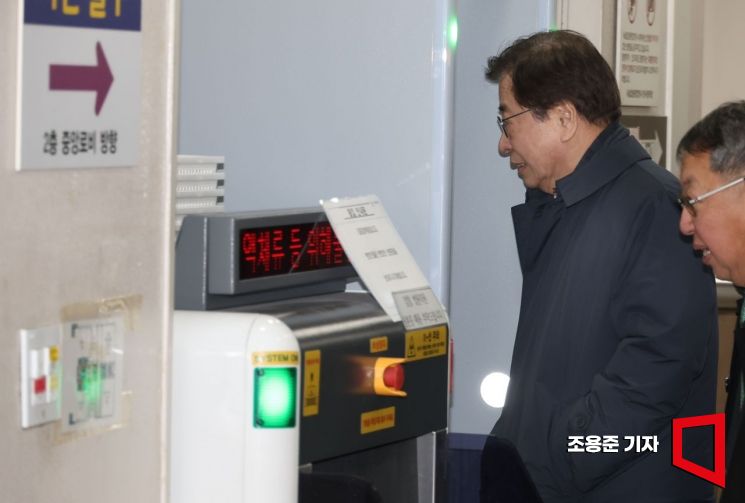 [포토] 서훈 전 실장, 서해피격 사건 은폐 시도 혐의 출석