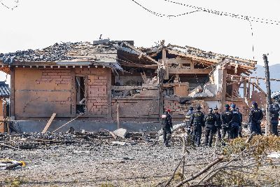 포천 승진훈련장에서 열린 한미연합훈련 중 포탄이 민가에 떨어져 인명 피해가 발생한 가운데 7일 경기 포천 이동면 노곡리 민가에서 합동감식반이 현장감식을 하고 있다. 2025.3.7. 강진형 기자