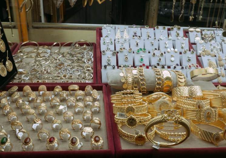 "화장실 언제 갈거야?"…11억 짜리 귀걸이 삼킨 강도에 애타는 경찰