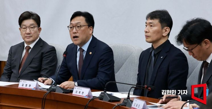 [포토] 김병환 금융위원장 "가상자산법 2단계 입법안 조속 마련"