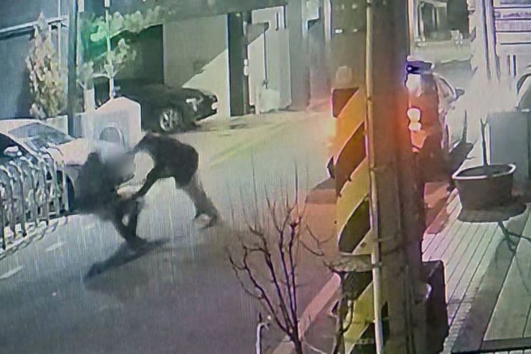 Knife Suspect Killed by Police Live Ammunition... Will Self-Defense Be Recognized?