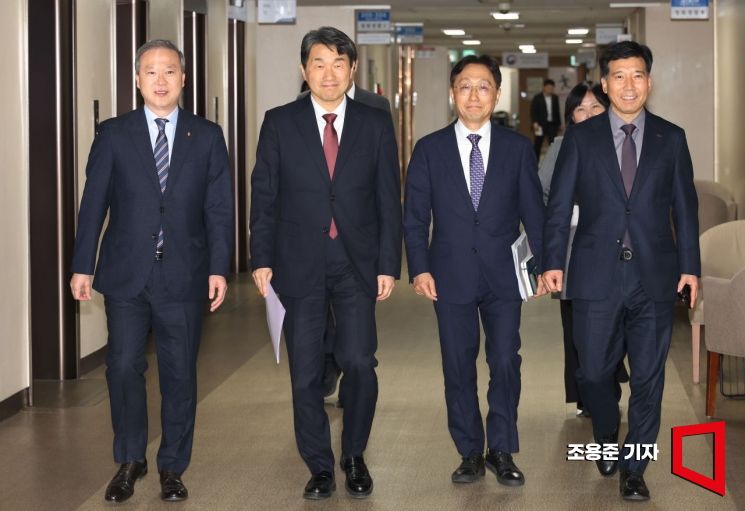 [포토] 의대교육 정상화 브리핑 입장하는 이주호 부총리