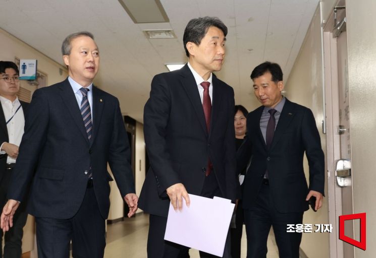 [포토] 의대총장 회장단과 입장하는 이주호 부총리