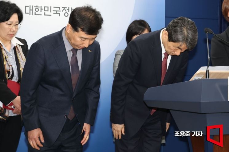 [포토] 의대교육 정상화 브리핑에서 인사하는 이주호 부총리