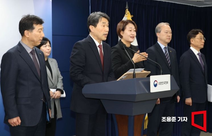 [Photo] Lee Ju-ho, Deputy Prime Minister for Social Affairs, Speaking
