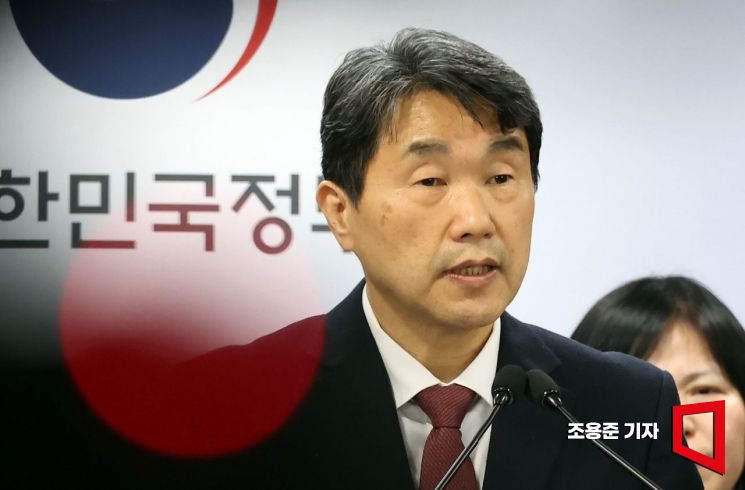 이주호 부총리 겸 교육부 장관이 의과대학 선진화를 위한 총장협의회 회장단 양오봉 전북대 총장, 이해우 동아대 총장, 한국의과대학의학전문대학원협회 이종태 이사장 등과 7일 서울 종로구 정부서울청사에서 학생 복귀 및 의대교육 정상화 브리핑을 하고 있다. 2025.3.7 조용준 기자