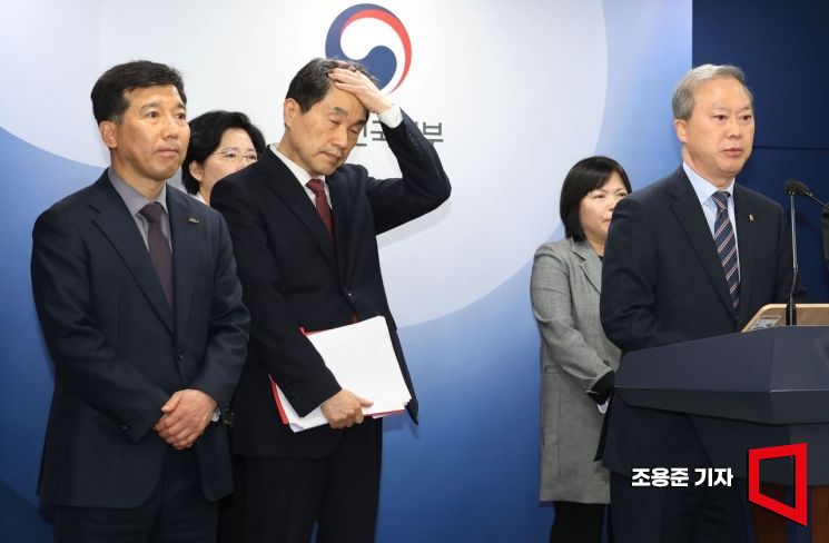 "필수의료 패키지 백지화해야 복귀 고려할 것"…강경한 의대생들