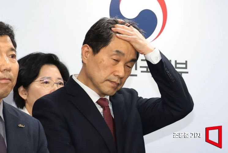 이주호 부총리 겸 교육부 장관이 7일 서울 종로구 정부서울청사에서 학생 복귀 및 의대교육 정상화 브리핑에 참석해 생각에 잠겨있다. 2025.3.7 조용준 기자