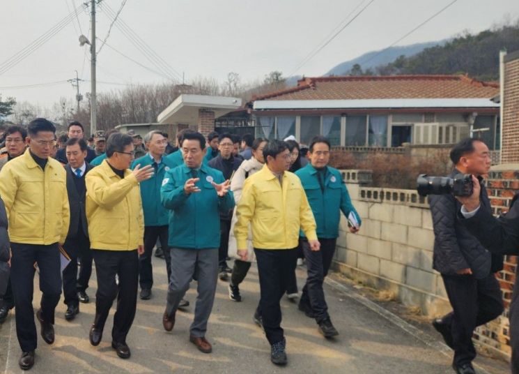 [포토] 포천 전투기 오폭 사고 현장 찾은 김동연 경기도지사