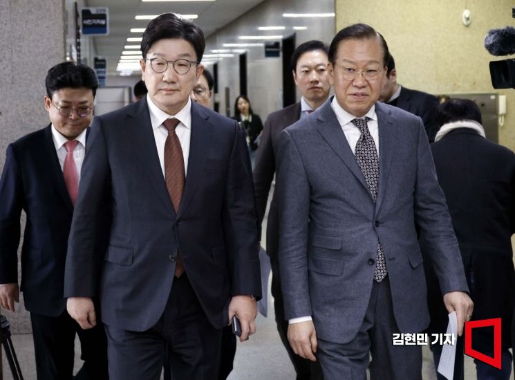 [포토] 긴급 기자회견 향하는 권영세-권성동