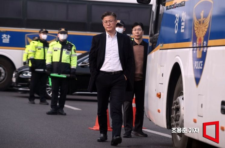 [포토] 이동하는 대통령실 정호성 비서관