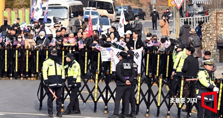 [포토] 한남동 관저 인근에 모인 윤석열 대통령 지지자들