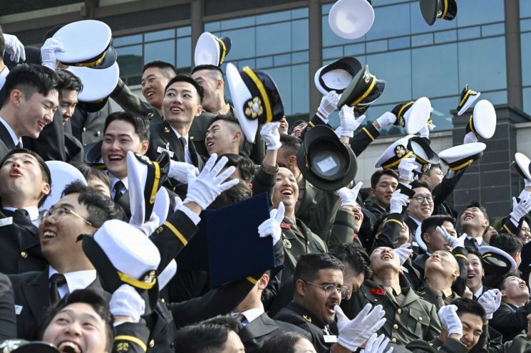 [포토] "졸업했습니다" … 해군사관학교, 해사 생도·임관식 열어