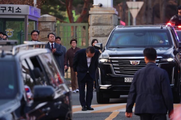 [속보] 윤 대통령, 경호차 탑승해 구치소서 출발