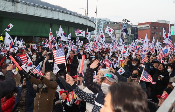 주먹 불끈 쥐고 90도 인사…석방에 미소 띤 尹, 52일만에 관저로(종합)