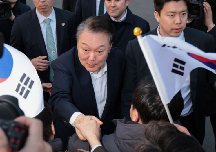 "탄핵소추된 한국 대통령이 감옥에서 풀려났다"…외신, 尹 석방 긴급 보도