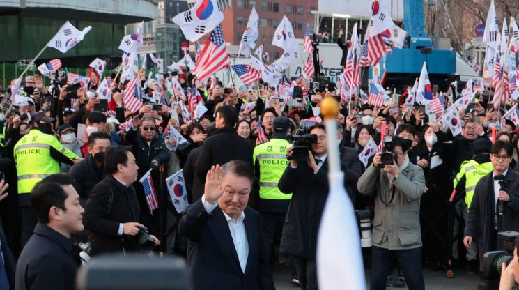 윤석열 대통령이 지난 8일 서울 한남동 관저 앞에 도착, 차량에서 내려 지지자들을 향해 인사하고 있다. 연합뉴스