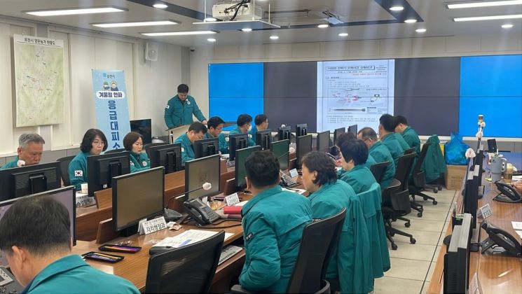 포천시가 이동면 전투기 오폭사고와 관련해 매일 오전 8시, 오후 6시 재난안전대책본부 추진상황 보고회를 운영하며 피해 복구에 만전을 기하고 있다. 포천시 제공