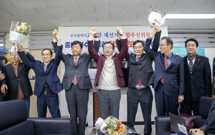 정승윤, 부산교육감 중도보수 단일후보 선출… 최윤홍 "완전 단일화 요구"