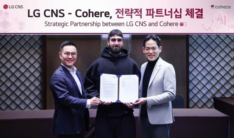 민세훈 LG CNS 엔트루 컨설팅장(전무)와 에이단 고메즈 코히어 CEO, 진요한 LG CNS AI센터장(상무)가 양사 전략적 파트너십 체결식에서 기념촬영을 하고 있는 모습(왼쪽부터). LG CNS 제공