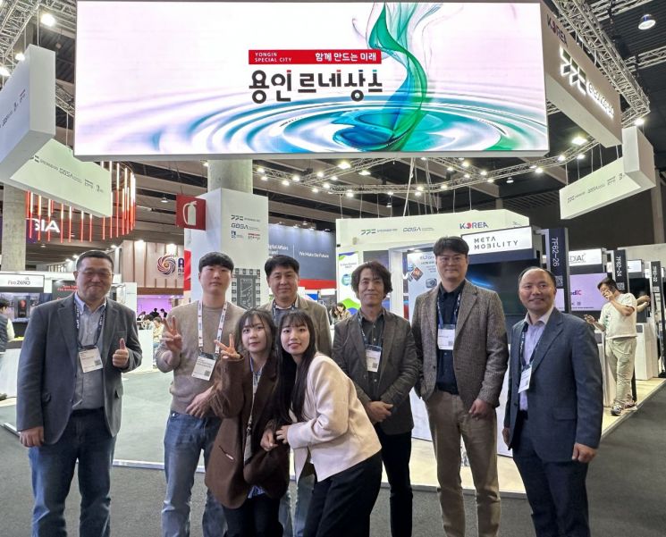 스페인 바르셀로나에서 열린 '모바일월드콩그레스(MWC)2025'의 용인시 단체관에 참가한 기업 관계자들이 성공적인 수출상담을 다짐하고 있다. 용인시 제공