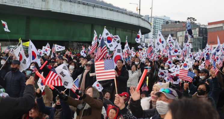 다른 이유로 '성난' 시민들…광장 달군다