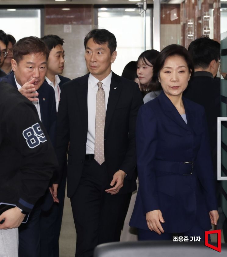 [포토] 협약식 참석하는 오영주 장관, 이복현 원장