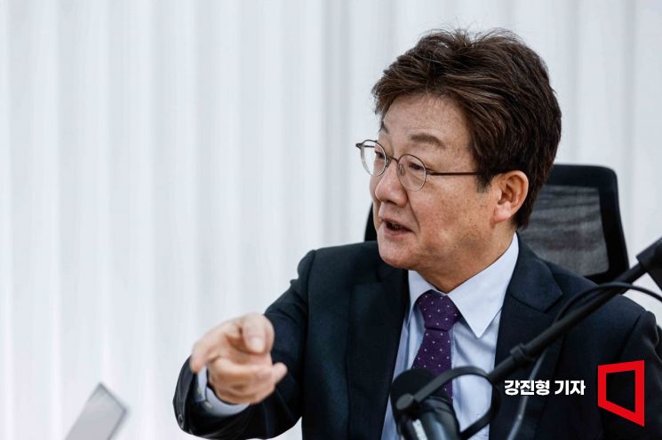 유승민 전 국민의힘 의원이 10일 서울 중구 아시아경제 본사에서 인터뷰 하고 있다. 강진형 기자