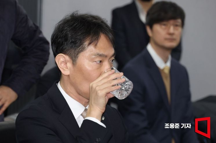 [포토] 물 마시는 이복현 금감원장