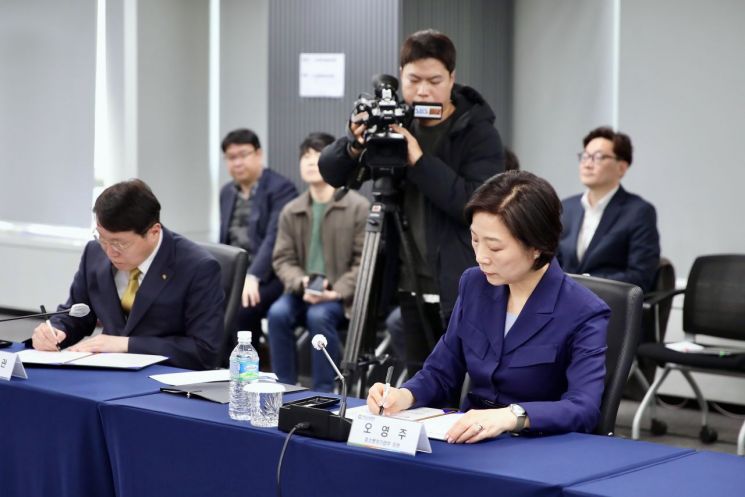 오영주 중소벤처기업부 장관이 10일 서울 중구 여신금융협회에서 열린 '소상공인·전통시장 소비촉진 활성화를 위한 업무협약식'에서 협약서에 서명하고 있다. 중기부 제공