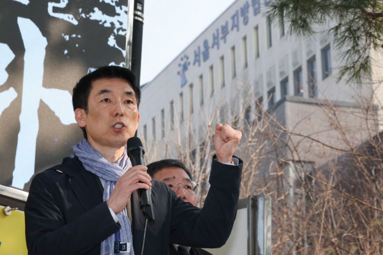 '서부지법 난동 사태' 첫 재판이 열린 지난 10일 이하상 변호사가 서울 마포구 서부지법 앞에서 발언하고 있다. 연합뉴스