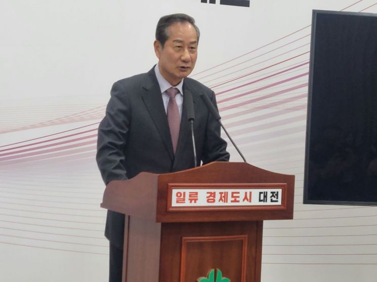 이창기 민관협 공동위원장이 10일 오후 대전시청에서 브리핑을 하고 있다 / 대전=박종명 기자
