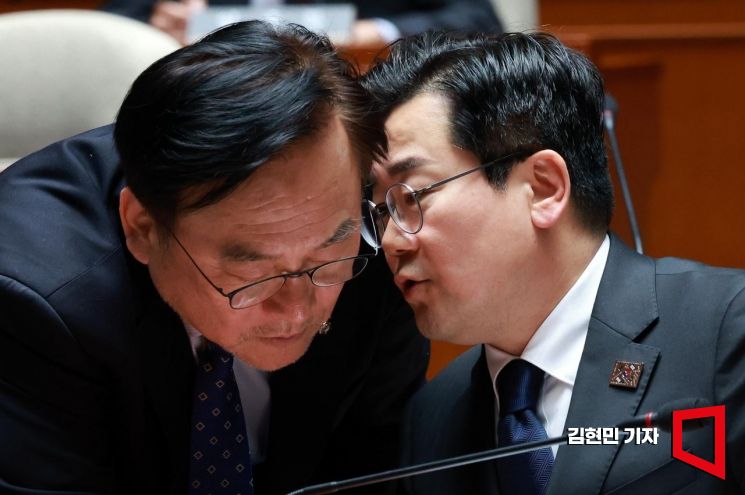 [포토] 이재강 의원과 대화하는 박찬대 원내대표