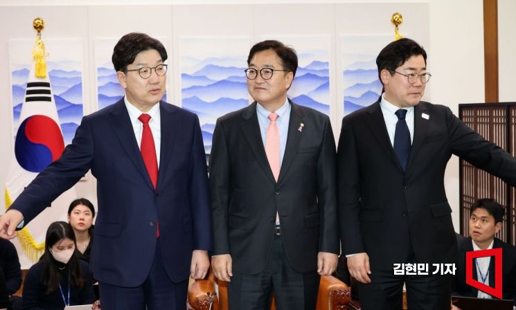 우원식 국회의장이 10일 국회 의장실에서 열린 국정협의회에서 권성동 국민의힘 원내대표(왼쪽)와 박찬대 더불어민주당 원내대표와 기념촬영을 하고 있다. 2025.3.10 김현민 기자