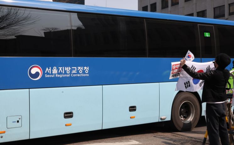 '서부지법 난동' 첫 재판…특임전도사 등 혐의 부인(종합)