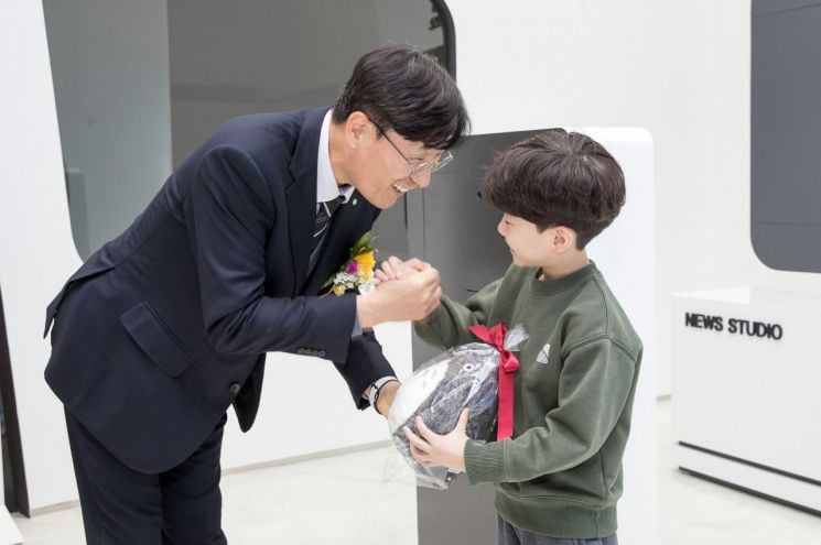 한수원 한울원자력본부 이세용 본부장이 U-SSNC 전시관 개관식에서 어린이와 인사하고 있다. 한울본부 제공
