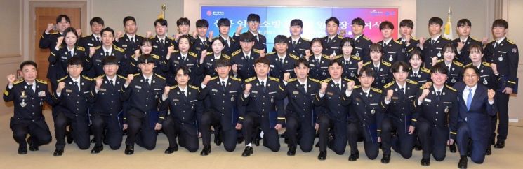 강기정 광주시장이 10일 오후 시청 비즈니스룸에서 신규 임용 소방공무원에게 임명장을 수여한 후, 기념 촬영을 하고 있다. 광주시 제공