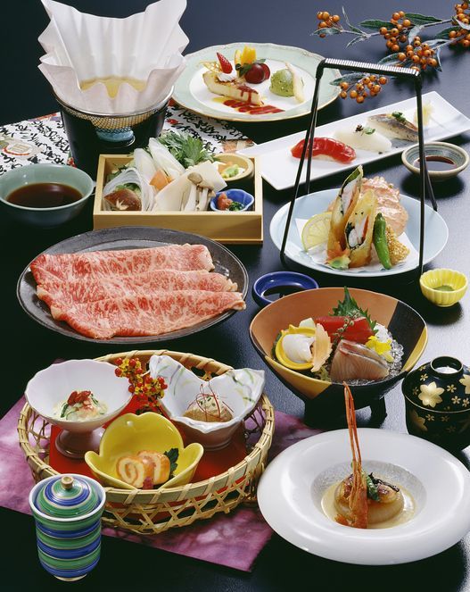 기이치에서 식사한 56명이 설사와 구토 등 증상을 호소했다. 기이치는 가이세키(일본식 연회용 코스요리) 전문점으로 간사이 지역 미쉐린 가이드에도 실린 적 있는 유명 음식점이다. 가이세키 음식 자료사진. 게티이미지