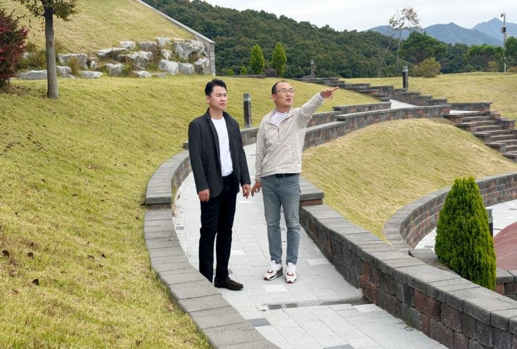 오언석 도봉구청장이 캠핑장을 둘러보고 있다.
