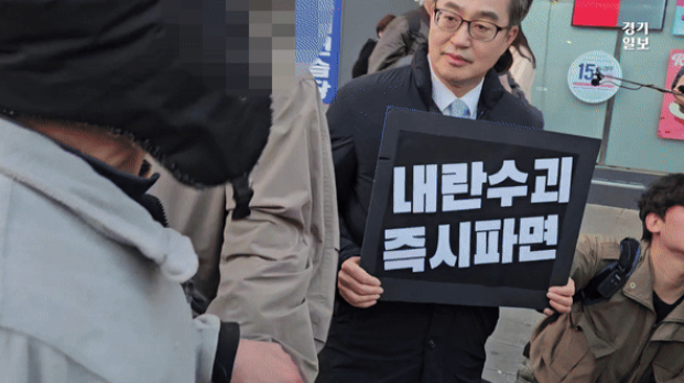 "네가 뭘 알아"…'尹 파면' 1인 시위 김동연에 맥주캔 던진 행인